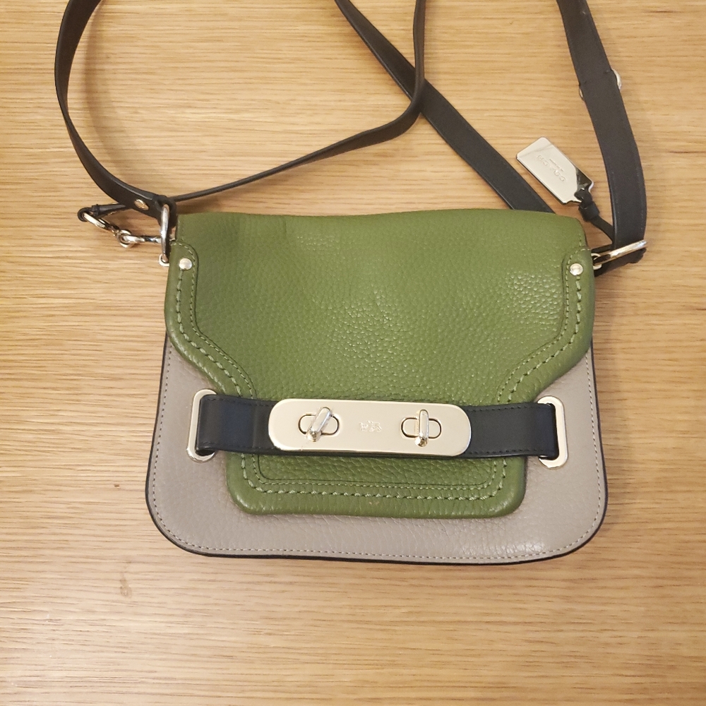 Coach Swagger Small Shoulder/Crossbody in Pebble Leather 36255 Li/Stone like new